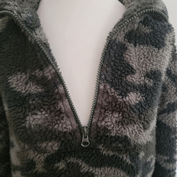 KOOKABURRA By Ugg Brushed Back Sherpa Funnel Neck Camouflage Pullover Size L - Picture 5 of 10